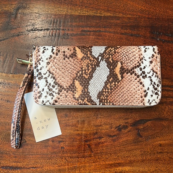 a new day Handbags - NWT! A new day reptile print embossed wristlet wallet clutch